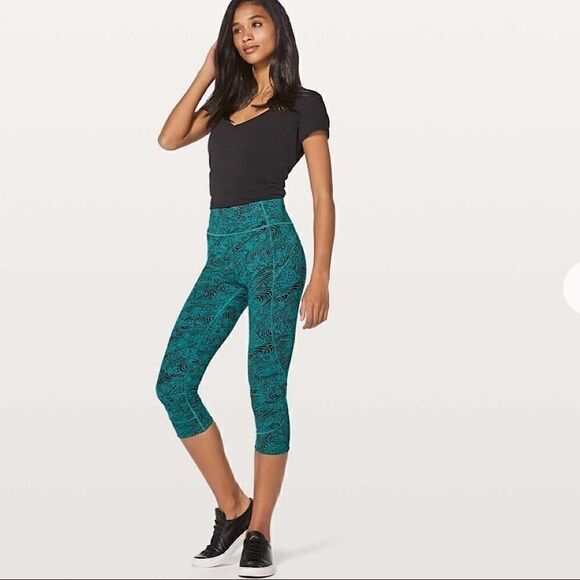 Lululemon In Movement Crop *Everlux 19" - Picture 1 of 11